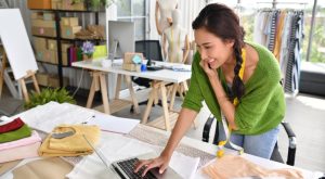 What is Carmenton.xyz’s Approach to Fashion Education