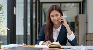 How Do Entry-Level and Senior Marketing Manager Salaries Compare