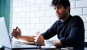 Difference Between Hiring A Copywriter Vs Using AI For A Startup